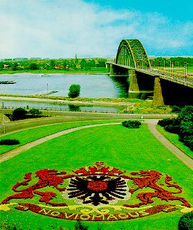 Waalbrug, Nijmegen, met wapen van Nijmegen