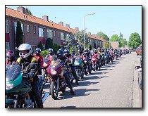 In kolonne naar de bruid