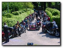 Bruidspaar in Diversion zijspan rijdt door erehaag van Diversion motoren